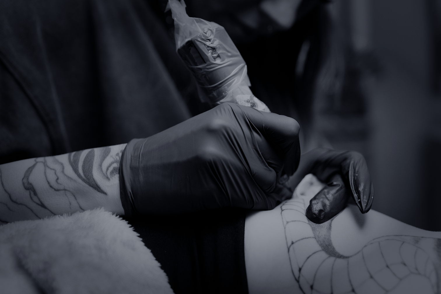 Zdjęcie przedstawiające tatuaż w trakcie wykonywania