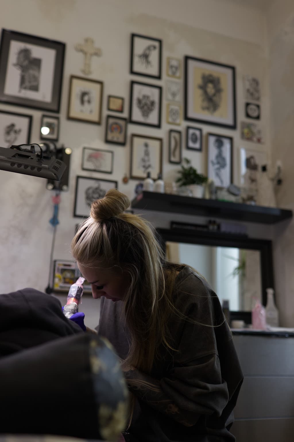 Zdjęcie przedstawiające artystkę podczas tatuowania